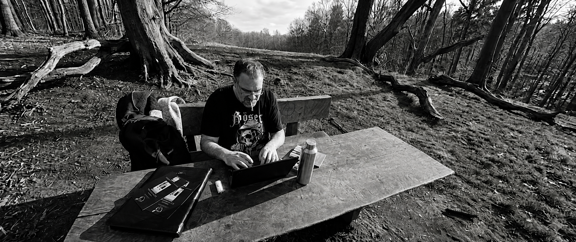 Autor Oknov beim Schreiben in der Natur