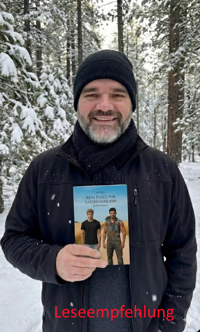 Autor Oknov hält im verschneiten Wald seinen Roman „Kein Platz für Latzhosenliebe“ in der Hand