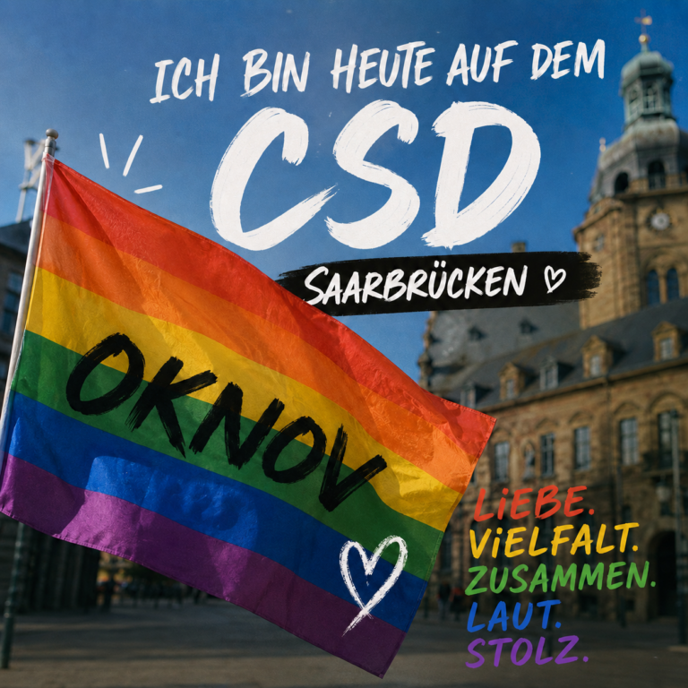 Regenbogenflagge mit Autor-Oknov-Schriftzug beim CSD Saarbrücken