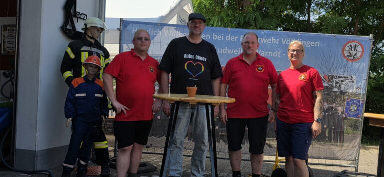 Drei Männer hinter einem Stehtisch beim Sommerfest der Feuerwehr Ludweiler